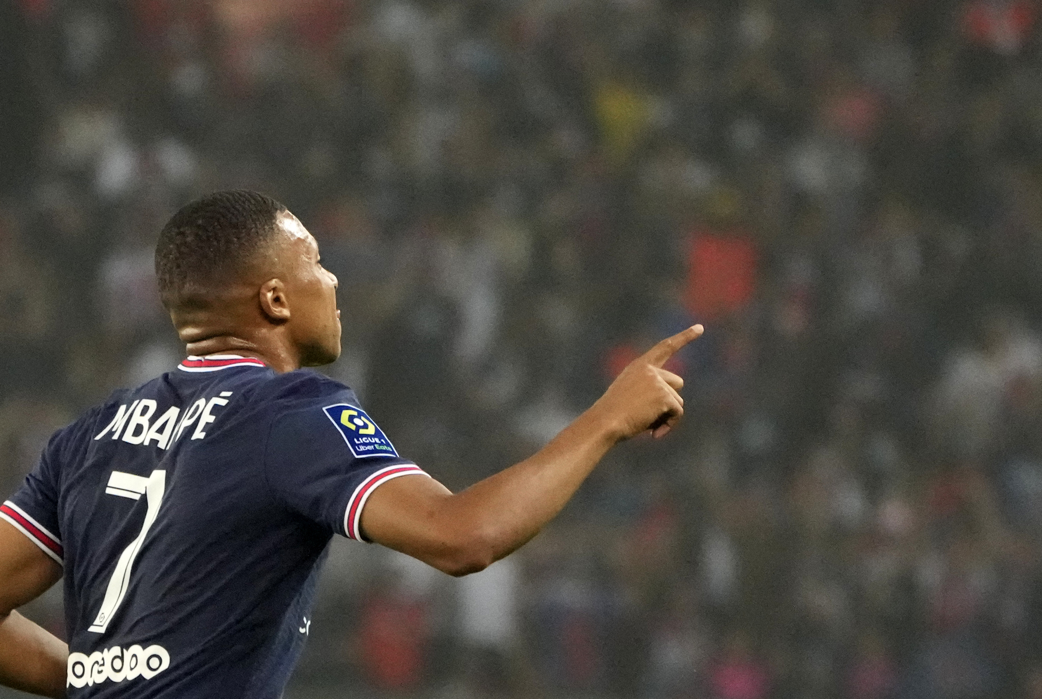 PSGs Kylian <HIT> Mbappe </HIT> celebrates after scoring his team’s second goal during the French League One football match between Paris Saint Germain and Strasbourg, at the Parc des Princes Stadium in Paris, Saturday 14 August 2021. (AP Photo / Francois Mori) “/></figure>
<p><strong>Few.  26 |  GOOOOOOOOOOOOOOOOOOOOOL DEL PSG!  ¡GOOOOOOOOOOOOOOOL DE MBAPPÉÉÉÉÉÉÉ</strong>!  The French attacker appeared at the best possible moment.  If it almost does not come into play, a right hand is taken that touched a player and misled the goalkeeper.</p>
<p><strong>Few.  25</strong> |  PSG start to recover after a few minutes of confusion.  Now he has the ball again and Wijnaldum is starting to come into play.  Very detached Icardi and Mbappé.</p>
<p><strong>Few.  19 </strong>|  Very good again the Strasbourg.  Gameiro does very intelligent minutes, going to the middle of the field to receive to get the central out of his area.  Do not allow PSG to fall asleep as they may be scared.</p>
<p><strong>Few.  15</strong> |  Strasbourg is approaching.  Ajorque was the one who tried to test Keylor Navas, but his shot found Kimpembe’s leg, which he turned to a corner.</p>
<figure class=