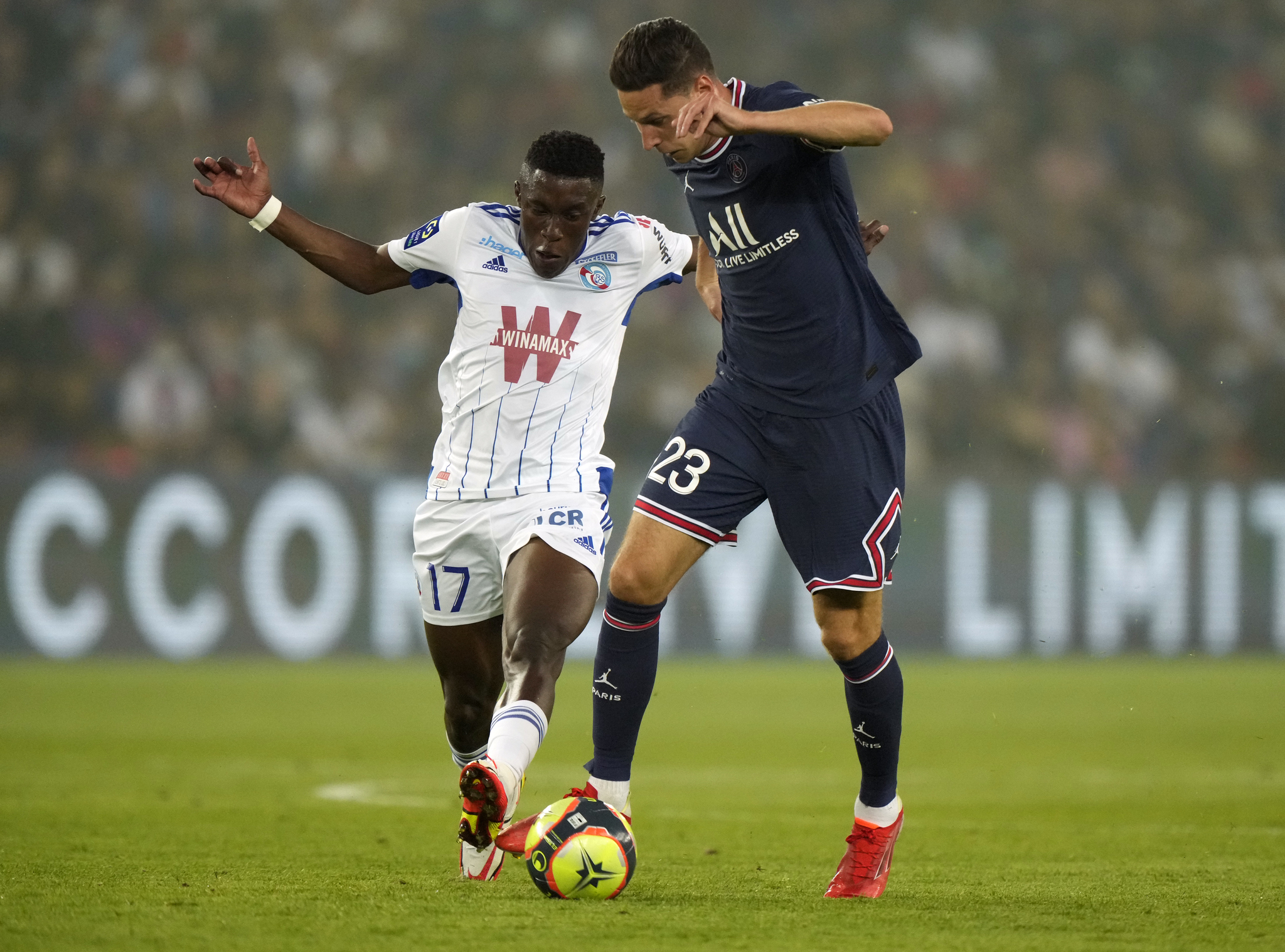 PSG's Julian <HIT> Draxler </HIT>, right, duel for the ball with Strasbourgs Jean-Ricner Bellegarde during the French League One football match between Paris Saint Germain and Strasbourg, at the Parc des Princes Stadium in Paris, Saturday, Aug.  14, 2021. (AP Photo / Francois Mori) “/></figure>
<figure class=