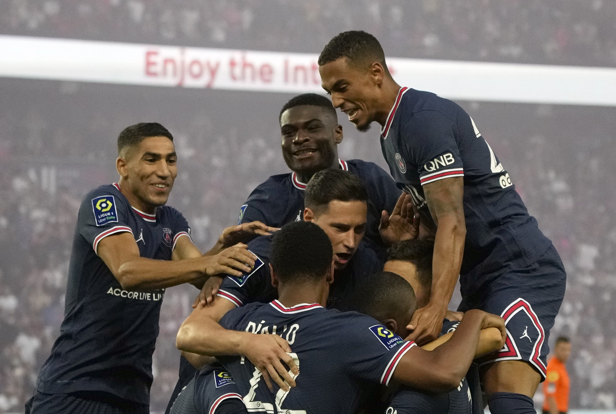 PSG's Mauro <HIT> Icardi </HIT> celebrates with his teammates after scoring his team’s first goal during the French League One football match between Paris Saint Germain and Strasbourg, at the Parc des Princes Stadium in Paris, Saturday 14 August 2021. (AP Photo / Francois Mori) “/></figure>
<figure class=