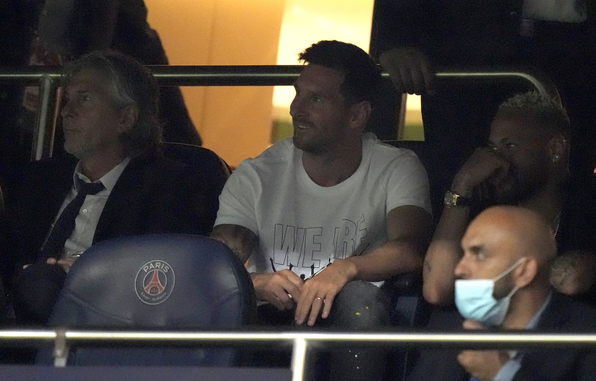 <HIT> PSG </HIT> Lionel Messi, center, watches the French League One football match between Paris Saint Germain and Strasbourg, at the Parc des Princes Stadium in Paris, Saturday 14 August 2021. (AP Photo / Francois Mori) “/></figure>
<p><strong>Few.  35</strong> |  THE MATCH WAS HELD TO HYDRATE THE PLAYERS!</p>
<p><strong>Few.  33</strong> |  The match against Strasbourg is placed in Chinese after PSG’s two goals in two minutes.  He had fifteen good minutes in which he got to know the Parisian team, but the genius Mbappé rubbed over the lamp and showed the visitors the harsh reality.</p>
<figure class=