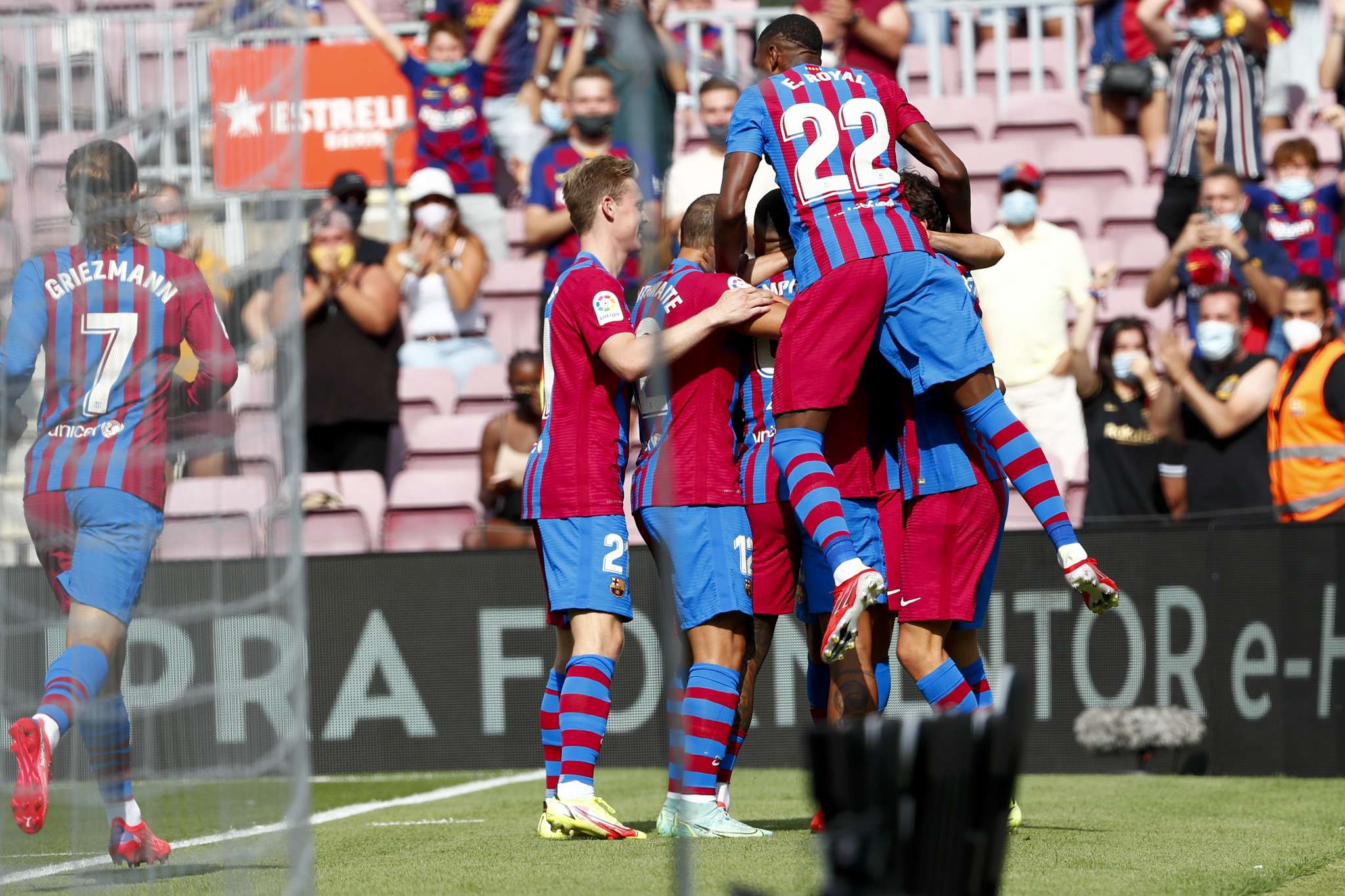 Barcelonas <HIT> Sergi </HIT> <HIT>  Roberto </HIT> celebrates with teammates after scoring his team’s first goal during the Spanish La Liga football match between Barcelona and Getafe, at the Camp Nou Stadium in Barcelona, ​​Spain, on Sunday, August 29, 2021. (AP Photo / Joan Monfort )”/>Barcelona players celebrate Sergi Roberto’s goal / AP</figure>
<p><strong>Few.  2 |  ¡GOOOOOOOOOOOOOOOOOOOOOOOOOOOL DEL BARÇAAAAAAA!  GOOOOOOOOOOL BY SERGI ROBERTOOOOOOOOOOO</strong>!  How many times have we seen this play: Jordi Alba breaks on his wing, controls and gives to the area so Sergi Roberto can push into the net.</p>
<figure class=