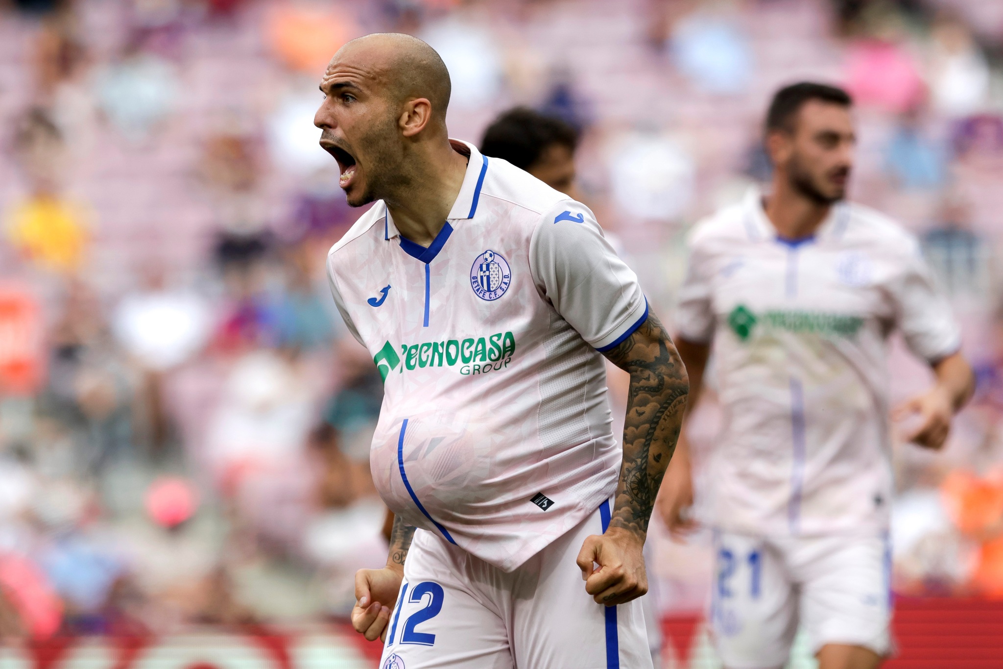 BARCELONA, 08/29/2021.- <HIT> Sandro </HIT> Ramírez, from Getafe, celebrates after <HIT> Scored 1-1 during the match corresponding to the third day of LaLiga Santander played by FC Barcelona and Getafe FC at the Camp Nou in Barcelona, ​​this Sunday.  EFE / Toni Albir”/>Sandro celebrates his goal at Camp Nou / EFE</figure>
<p><strong>Few.  18</strong> |  ¡<strong>GOOOOOOOOOOOOOOOOOOOL FROM THE GETAFEEEEEEEEEEEEE!  GOOOOOOOOOOOOOOOOOOOOOL OF SANDROOOOOOOOO</strong>!  Game built by two former Barça players: Aleñá drove and teamed up with his teammates to give a great pass to Sandro, who leveled the game.</p>
<p><strong>Few.  15</strong> |  Low rhythm match.  Barça, with the scoreboard in favor, sneakily grab the competitive area while Getafe stays very orderly on the field and tries to move the ball judiciously when given the opportunity.</p>
<p><strong>Few.  8</strong> |  ¡<strong>Uuuuuuuyyyyyyyy Aleñá</strong>!  Good step now by Getafe that the Barça youth team ends up with a cross shot from the front that is lost to the right of the local goal.</p>
<p><strong>Few.  4</strong> |  I was writing the news in the Barça self when Sergi Roberto interrupted me.  I told you that Koeman introduced several novelties in the team: Ter Stegen returns to his goal after overcoming his injury;  Emerson debuts as an appetizer in Dest’s place;  Araujo goes in for the sanctioned Eric García;  and Pedri, on vacation, gave his place to Sergi Roberto.  From Getafe’s side, Míchel continues the bet to place two attackers from the start.</p>
<figure class=