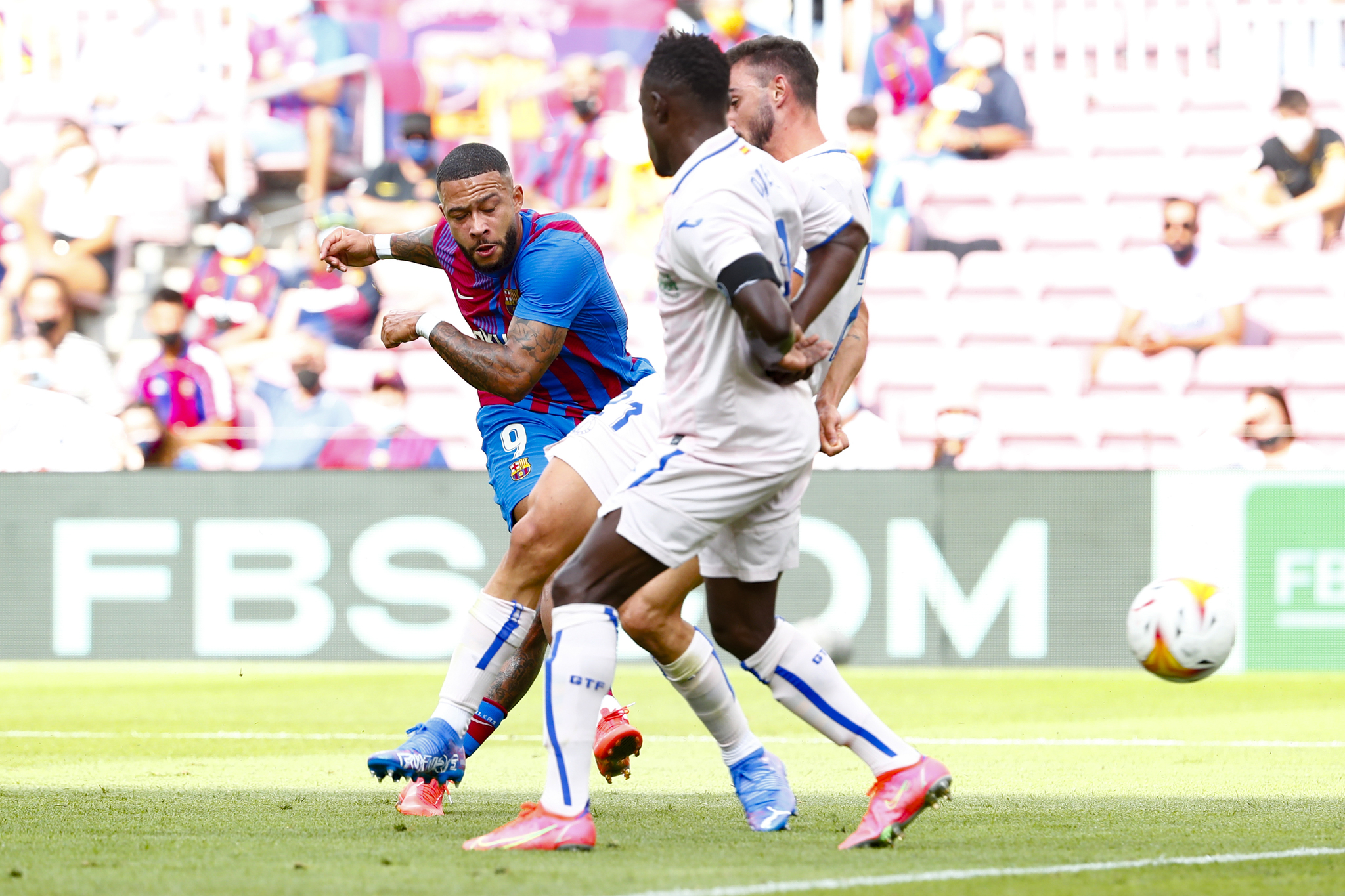 Barcelonas <HIT> Memphis </HIT> Depay scores his second goal during the Spanish La Liga soccer match between Barcelona and Getafe, at the Camp Nou Stadium in Barcelona, ​​Spain, on Sunday 29 Aug.  2021. (AP Photo / Joan Monfort)”/>Memphis shoots to score second goal for his team / AP</figure>
<p><strong>Few.  29</strong> |  ¡<strong>GOOOOOOOOOOOOOOOOOOOOOL DEL BARÇAAAAAAAAA!  ¡GOOOOOOOOOOOOOOOL DE MEMPHIIIIIIIIIIIIIIIIS</strong>!  Individual play by the Dutchman, who entered the competitive area on the left, dribbled and fired a powerful shot on the short pole that surpassed David Soria.  FC Barcelona takes the lead again.</p>
<figure class=