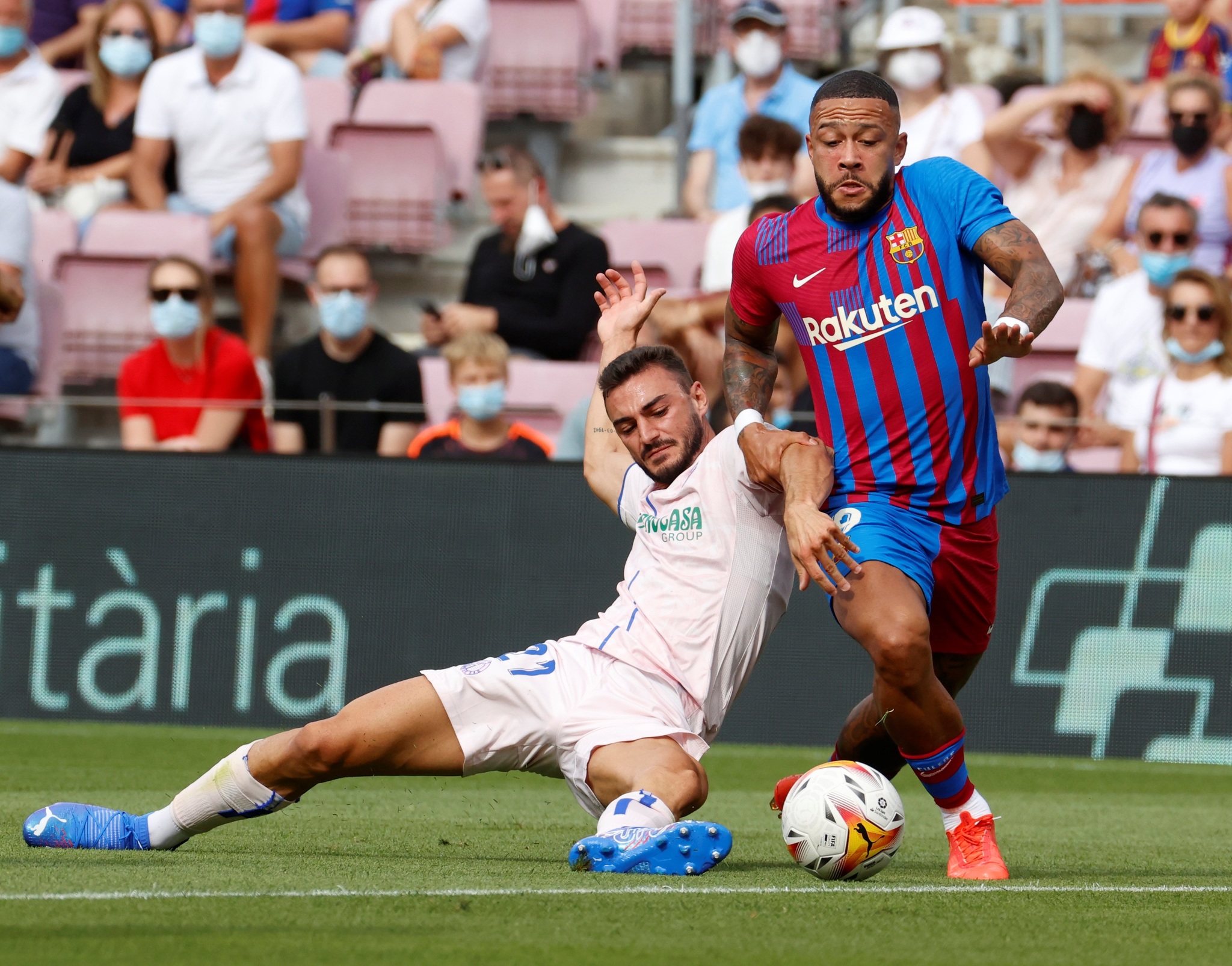 BARCELONA, 08/29/2021.- Barcelona se Nederlandse voorspeler Memphis Depay (d) veg om 'n bal teen die <HIT> Getafe </HIT> team Juan Iglesias (i) during the match corresponding to the third day of LaLiga Santander that FC Barcelona and <HIT> Getafe </HIT> FC dispute at Camp Nou in Barcelona, ​​this Sunday.  EFE / Toni Albir”/>Memphis leaves Juan Iglesias in the game of his goal / EFE</figure>
<p><strong>Few.  40</strong> |  ¡<strong>A PUUUUUUUUUUUNUNTUNT ARAMBARRIIIII</strong>!  Shot by the Getafe midfielder who stops Ter Stegen in two halves.  Be careful, as the German goalkeeper collided with Enes Ünal and lay on the ground.  It just seems like a scare.</p>
<p><strong>Few.  35</strong> |  What quality is the ‘9’ of FC Barcelona.  He got a good pass from De Jong and from there he cooked the play himself and walked out with a sly shot.  Barça is now loved.  Getafe ly.</p>
<figure class=