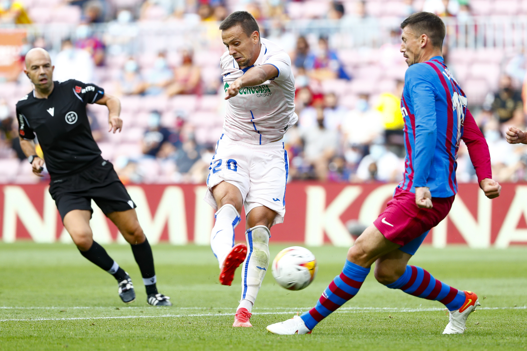 <HIT> Getafe </HIT> ‘s Nemanja Maksimovic shoots a shot past Barcelona’s Clement Lenglet during the Spanish La Liga football match between Barcelona and <HIT> Getafe </HIT>, at the Camp Nou Stadium in Barcelona, ​​Spain, Sunday, Aug.  29, 2021. (AP Photo / Joan Monfort)”/>Maksimovic ends up against Lenglet / AP’s opposition</figure>
<p><strong>Few.  55</strong> |  ¡<strong>UUUUUUUY EL GETAFEEEEE</strong>!  A good move from the team of Míchel, which ends with an intersection of Damián’s right, that Aleñá, with an advantage in the area, does not reach a goal.</p>
<p><strong>Few.  53</strong> |  Very low rhythm in these first minutes of the second part.  Barça seem to be happy with the advantage they have on the scoreboard and barely sniff the competitive area.  Passop.</p>
<p><strong>Few.  50</strong> |  ¡<strong>UUUUUUUUY JANKTOOOOOOO</strong>!  Good ball steals from Getafe and the midfielder who took a good shot that sent Ter Stegen for a corner kick.</p>
<figure class=