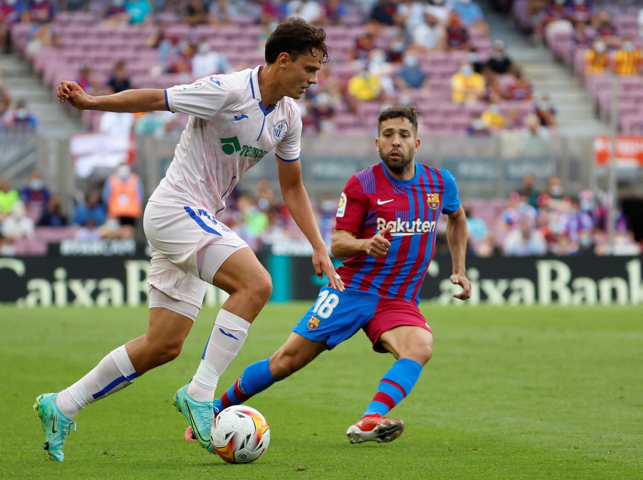 <HIT> BARCELONA </HIT>, 08/29 / 2021.- Getafe’s Turkish forward Enes Ünal (i) tries Jordi Alba from FC <HIT> Barcelona </HIT> beat during the match corresponding to the third LaLiga Santander playing day played by FC <HIT> Barcelona </HIT> and Getafe FC at the Camp Nou in <HIT> Barcelona </HIT>, this Sunday.  EFE / Toni Albir”/>Enes Ünal is still with Jordi Alba / EFE</figure>
<p><strong>Few.  78</strong> |  Try to put the game FC Barcelona to sleep, leaving only two points – Memphis and Griezmann – to strengthen the middle of the field and avoid unnecessary fright.</p>
<figure class=