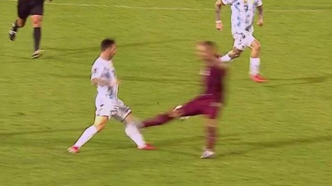 Image of Adrián Martínez's kick on Leo Messi.