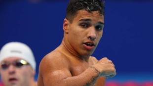 Carlos Serrano gana medalla de bronce en natación.