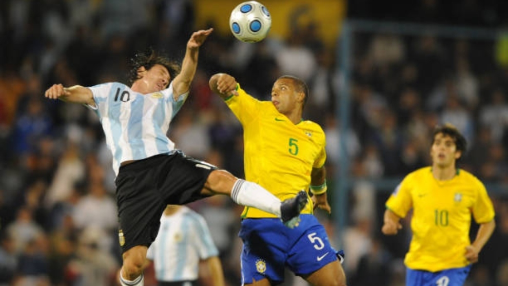 Leo Messi jumps with Felipe Melo