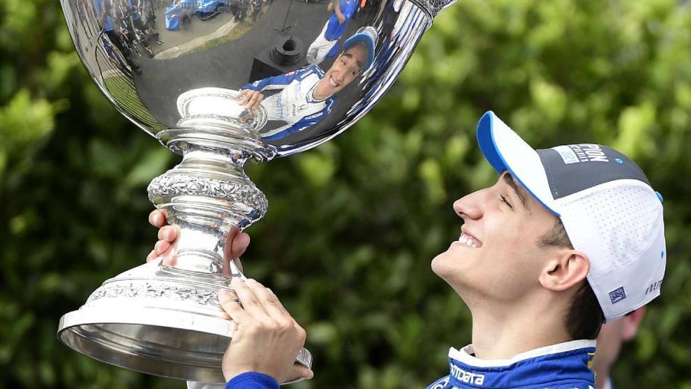 Álex Palou con el trofeo de campeón de la IndyCar 2021