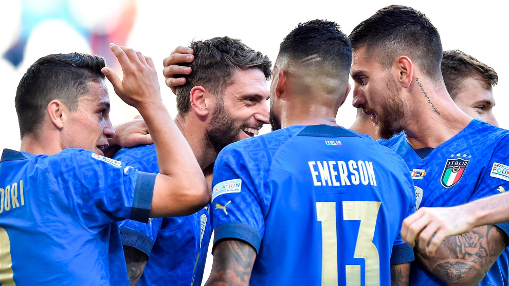 Jugadores de Italia celebran un gol.