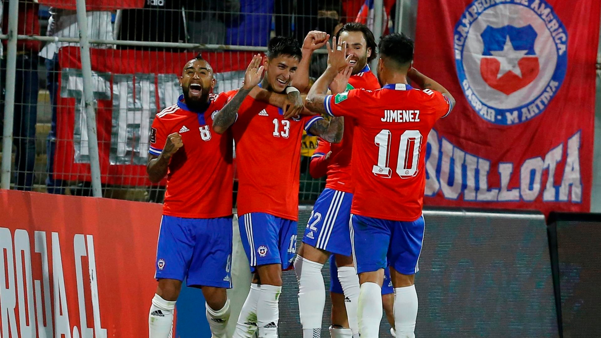 Jugadores de Chile celebran un gol ante Venezuela.