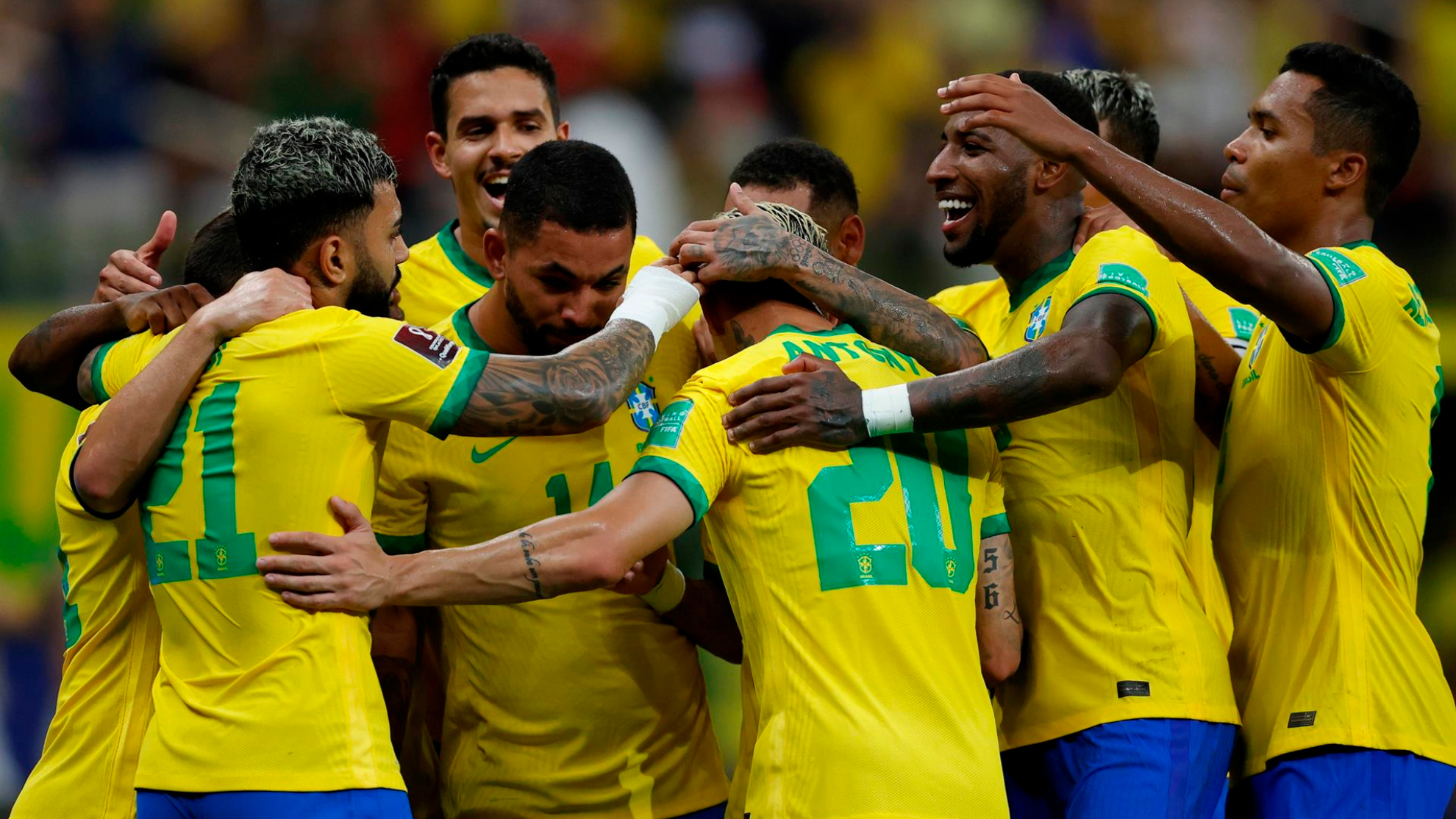 Jugadores de Brasil celebran un gol ante Uruguay.