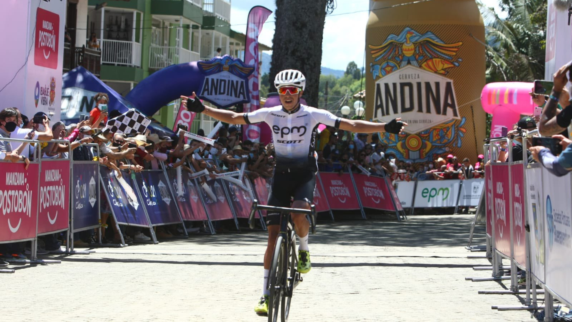 Aldemar Reyes celebra su victoria de etapa.