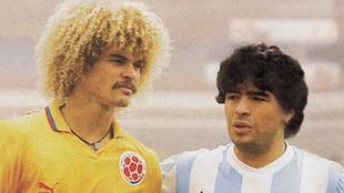 Carlos Valderrama y Diego Maradona en un partido por Eliminatorias