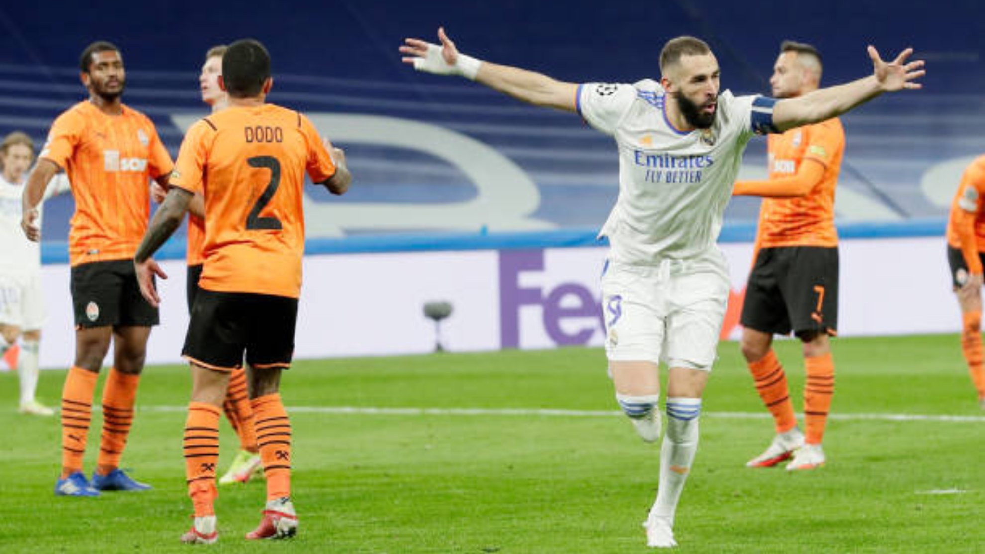 Benzema celebra su segundo gol