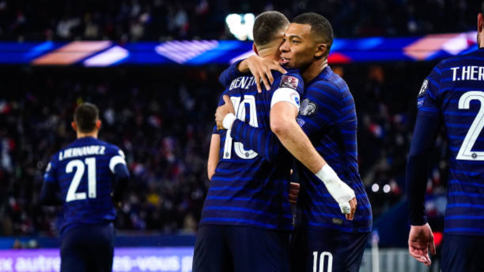 Mbappé y Benzema celebran uno de los goles