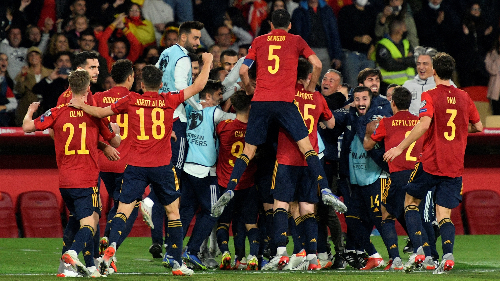 Los jugadores de España celebran tras marcar ante Suecia.