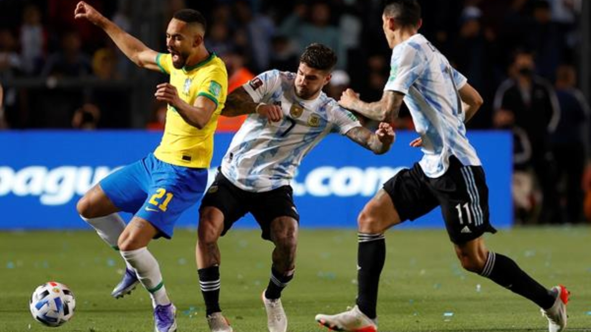 Argentina y Brasil jugando por la fecha 14 de las Eliminatorias.