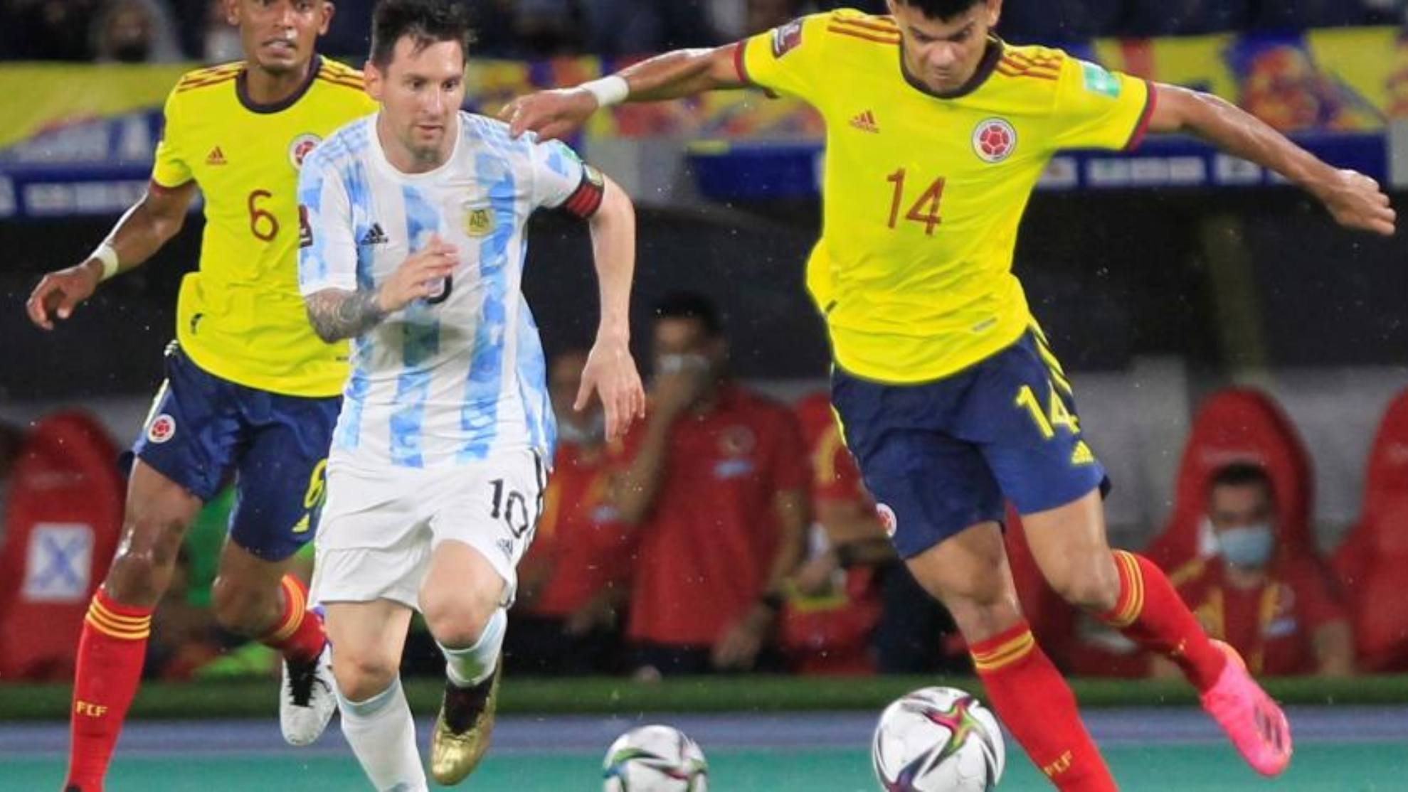 Lionel Messi enfrentando a la Selección Colombia