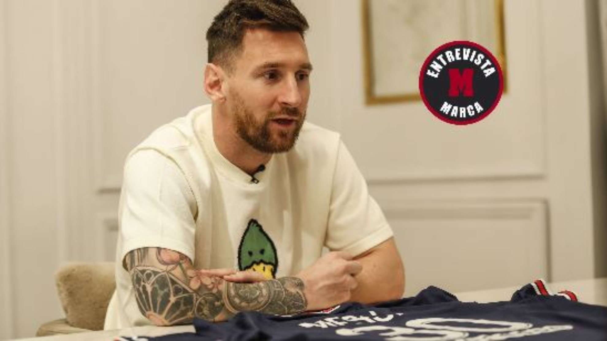 Lionel Messi en su casa con MARCA.