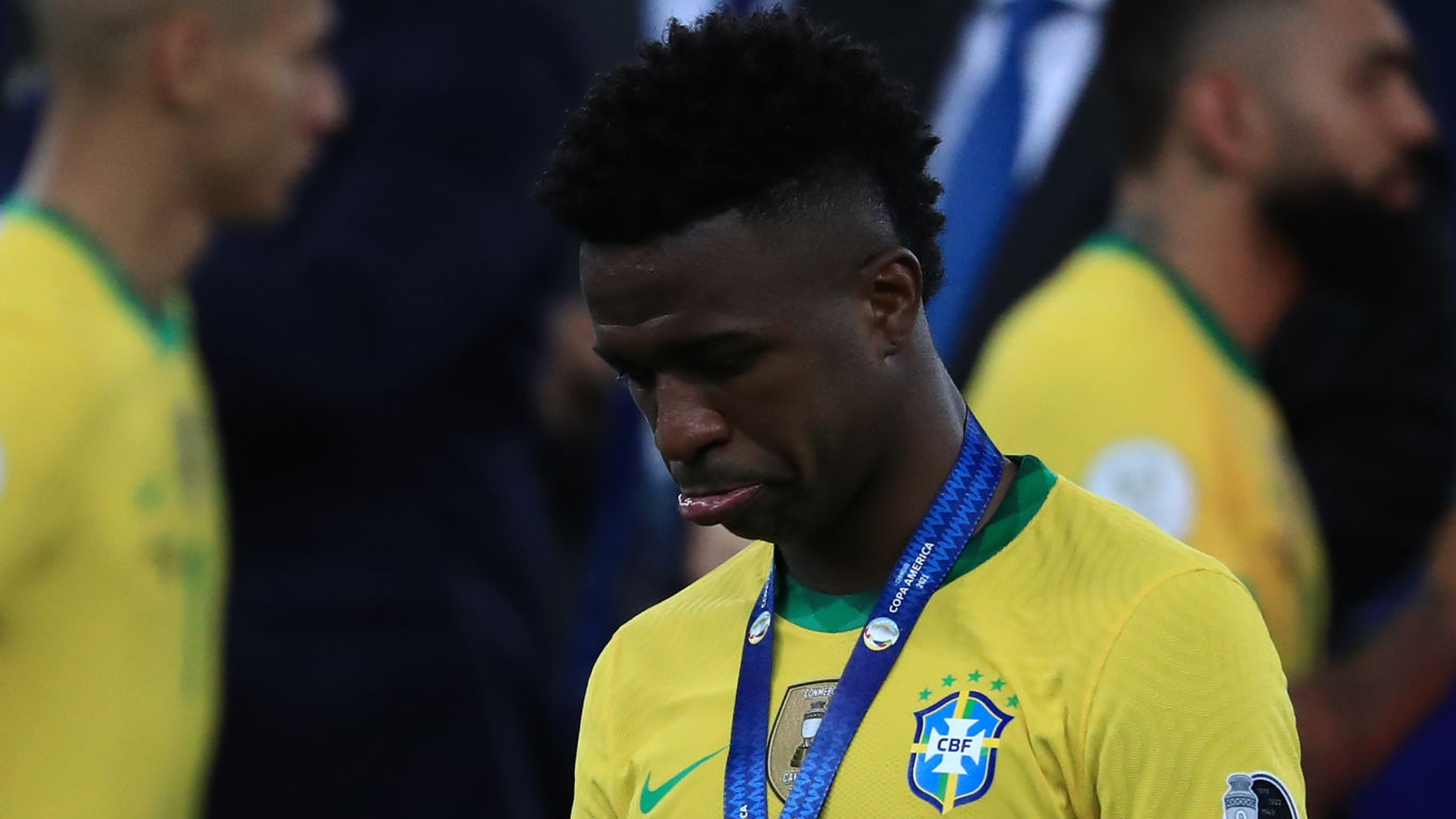Vinícius, recibiendo la medalla de plata en la Copa América 2021.