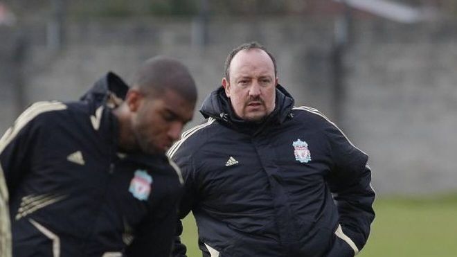 Babel y Rafa Benítez, durante su etapa en el Liverpool