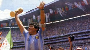 El día que Maradona tocó el cielo con las manos. Agencias.