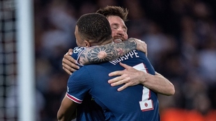Messi abraza a Mbappé tras marcar un gol