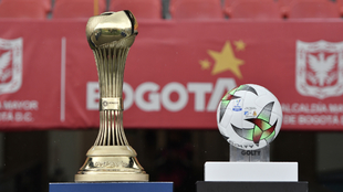 Trofeo y pelota de la Liga BetPlay Dimayor 2021-II.