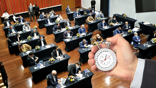 Asamblea de la Dimayor 2021 y un cronómetro.