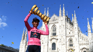 Egan Bernal, con el trofeo del Giro de Italia 2021 en Milán.