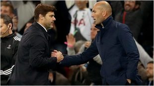 Pochettino y Zidane se saludan durante un Tottenham-Real Madrid.