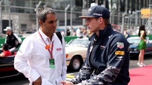 Juan Pablo Montoya y Max Verstappen conversan.