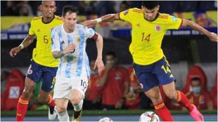 Messi persigue a Luis Díaz durante un Colombia-Argentina.