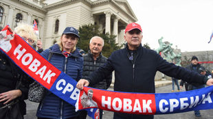 El padre de Djokovic, en la manifestación a favor de su hijo