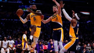 Una postal de otra derrota de los Lakers en la NBA. EFE
