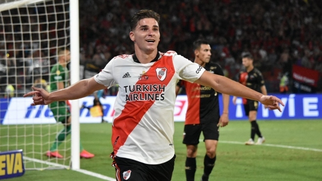 Julián Álvarez celebra un gol con River