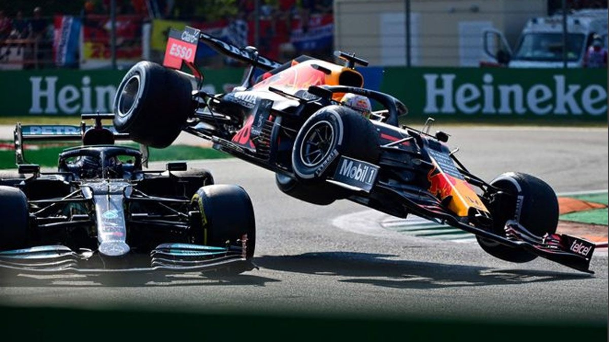 Un choque de Lewis Hamilton y Max Verstappen en el circuito de Monza