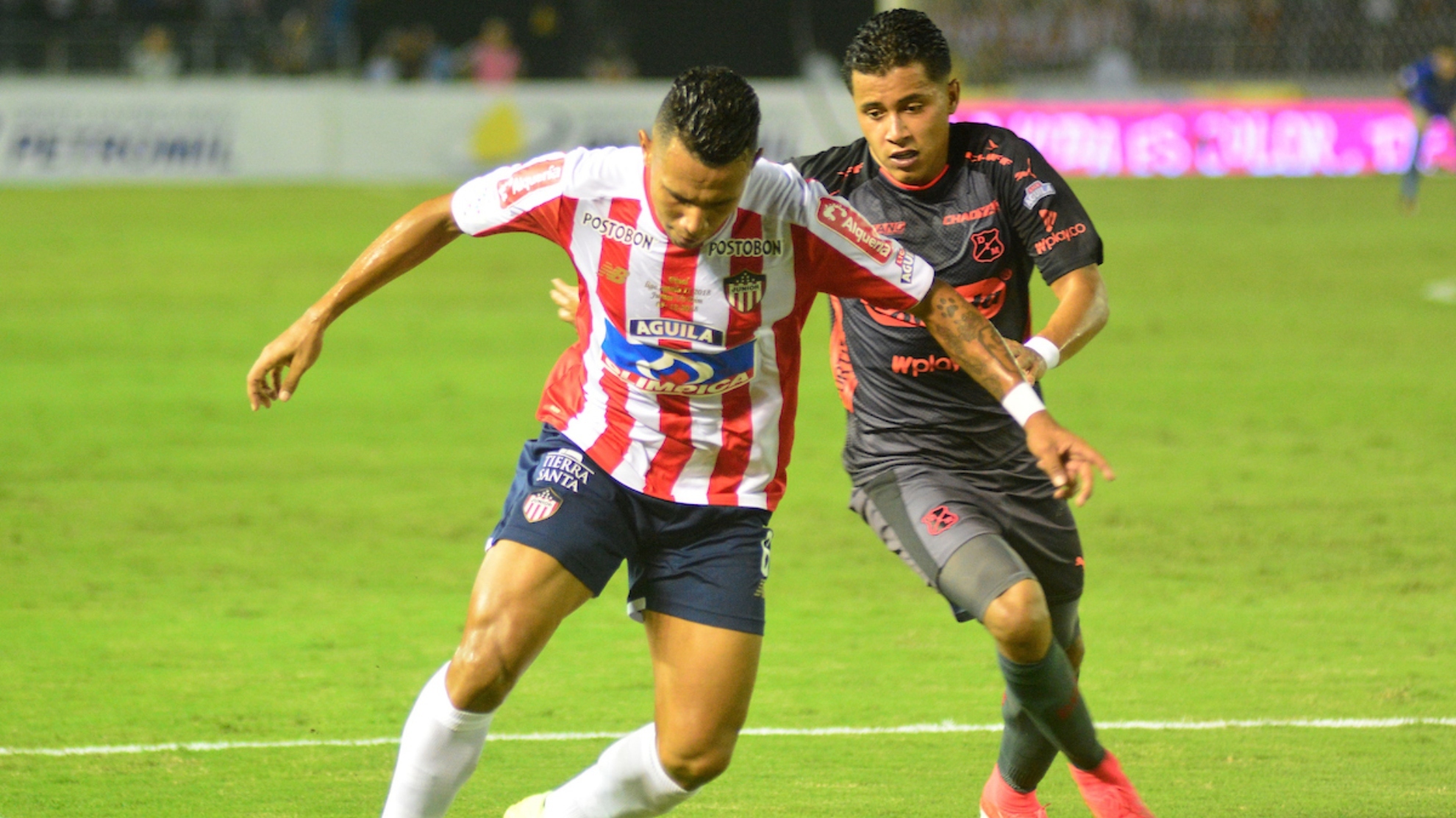James Sanchez (Izq) jugador del Atlético Junior disputa el balón con...