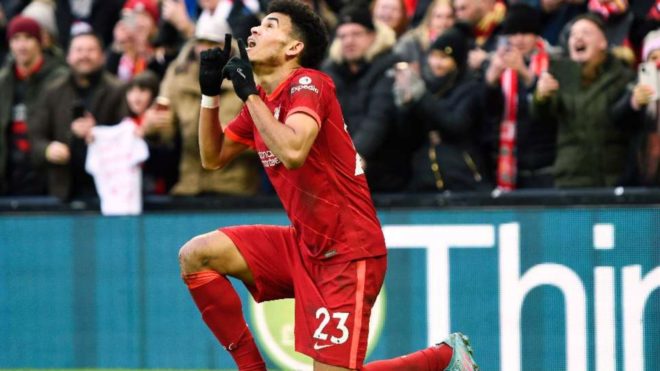 Luis Díaz, de rodillas, celebra un gol con el Liverpool