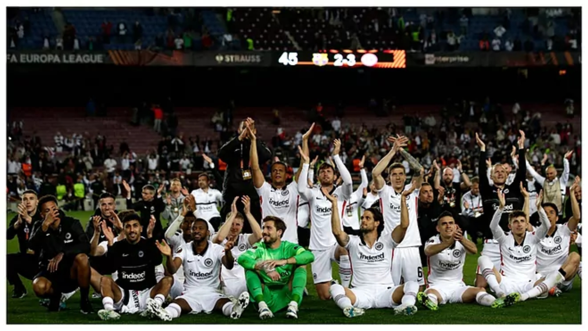 El Eintracht celebra con sus aficionados el triunfo en el Camp Nou.