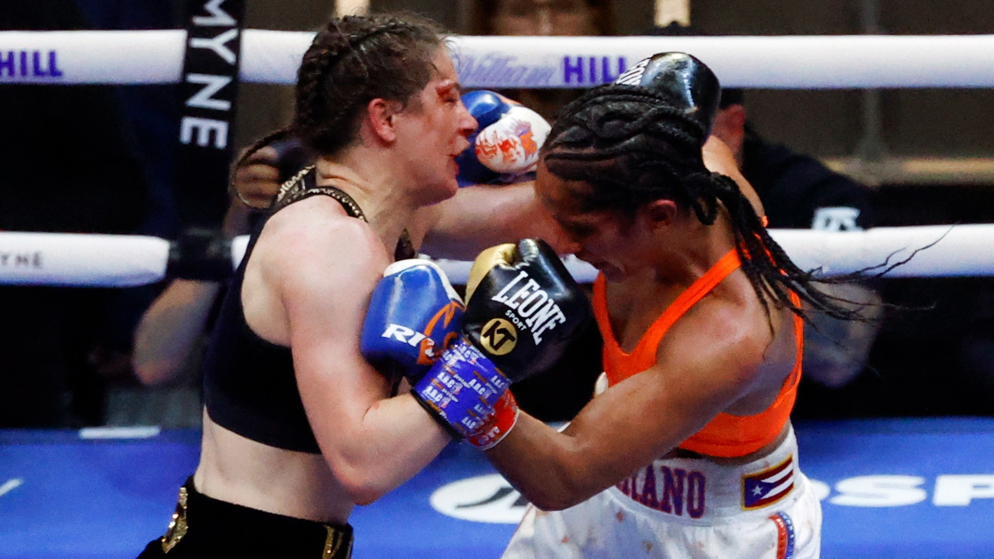 La boxeadora irlandesa Katie Taylor venció a Amanda Serrano por...