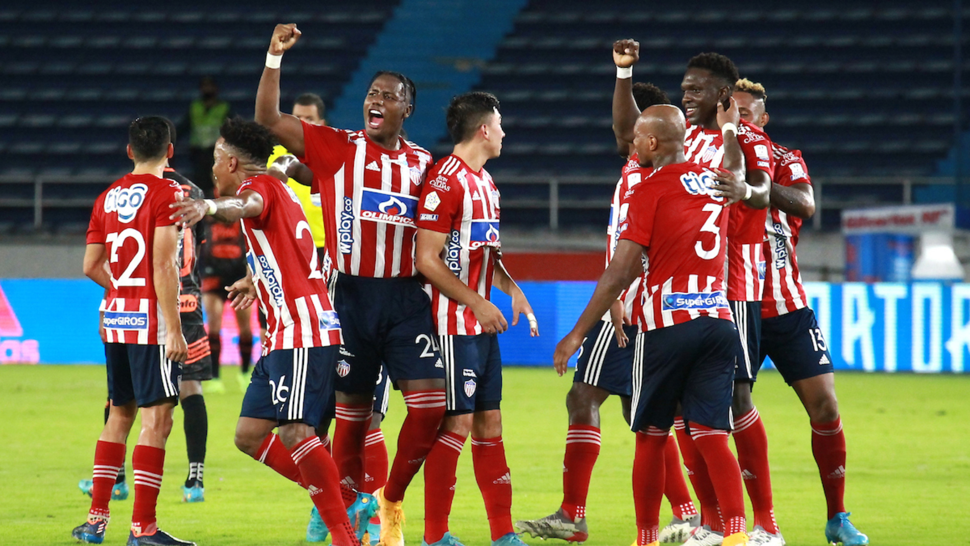 Jugadores del Junior celebra un gol.