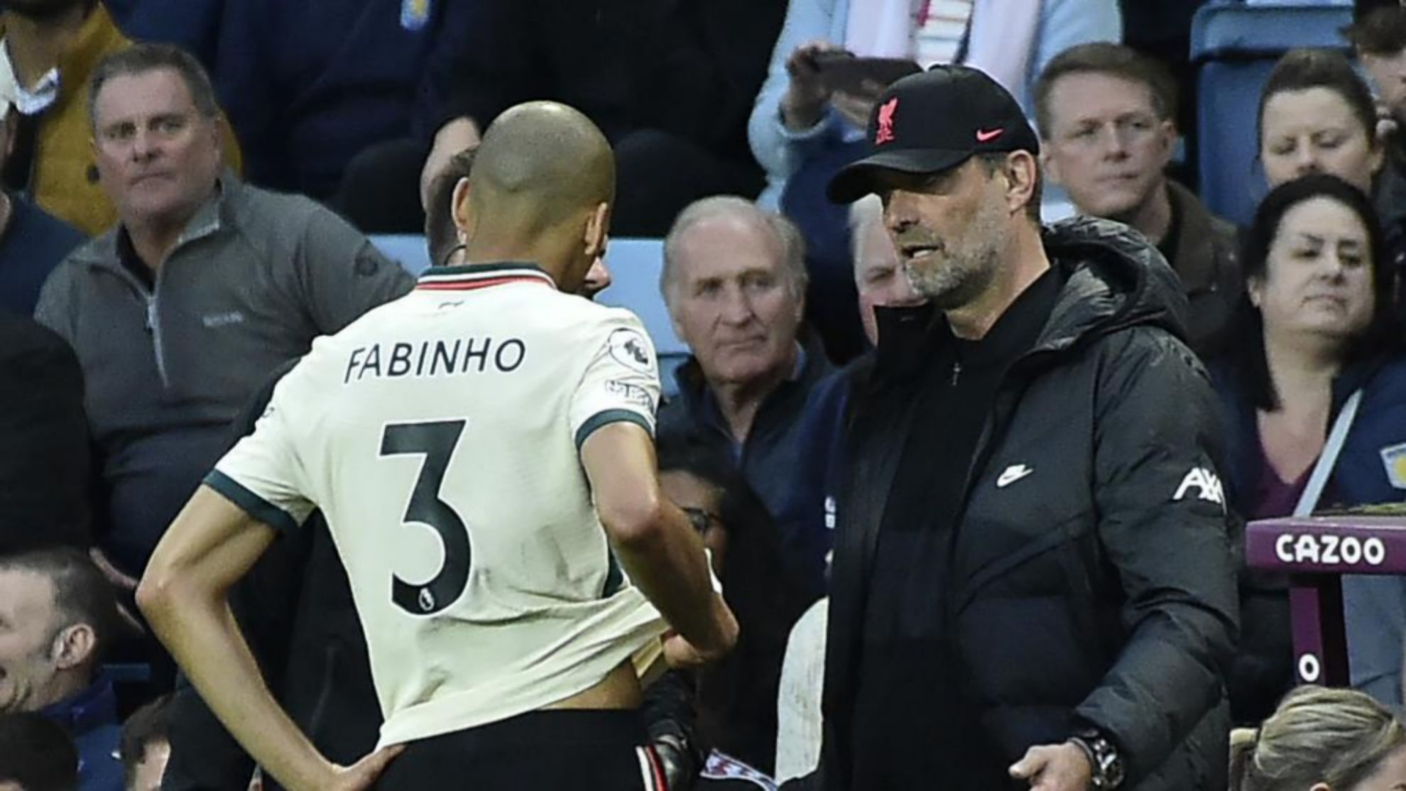 Jurgen Klopp y Fabinho charlan durante un partido del Liverpool