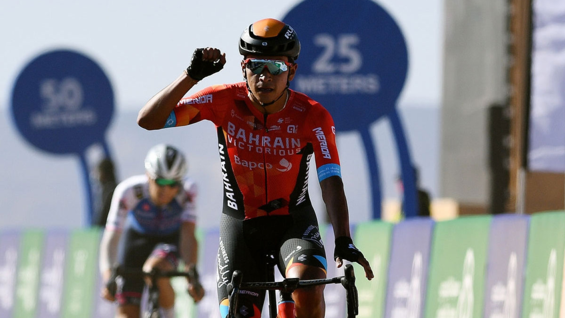 Santiago Buitrago celebrando su triunfo en la etapa 2 del Saudi Tour...