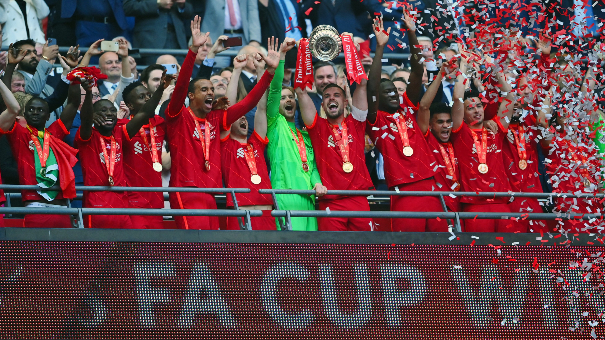 Jugadores del Liverpool celebran el título de FA Cup.