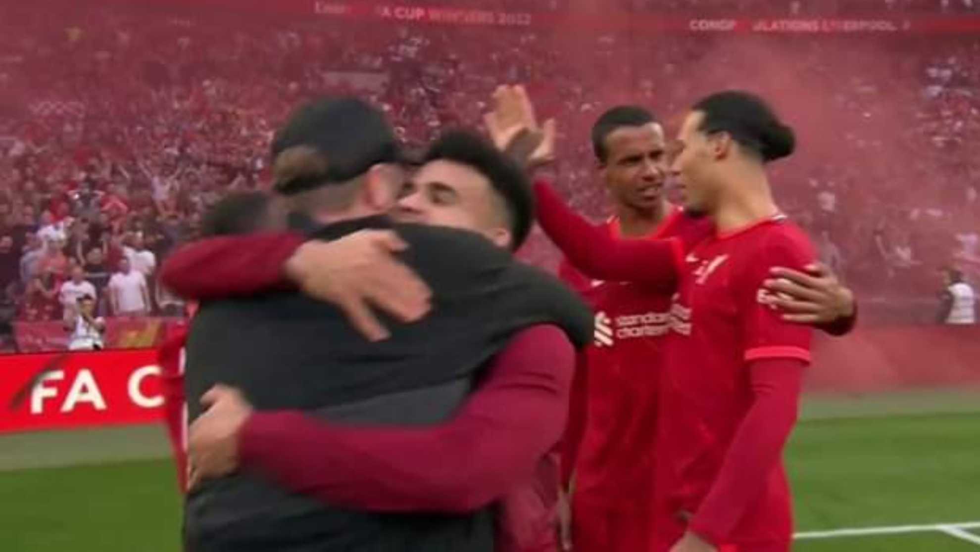 Liverpool vs Chelsea | FA Cup: El conmovedor abrazo entre Klopp y Luis Daz tras levantar el segundo ttulo juntos