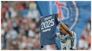 Mbappé enseña la camiseta de su renovación.