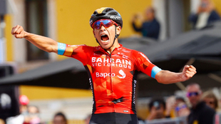 Santiago Buitrago celebrando su victoria en la etapa 17 del Giro